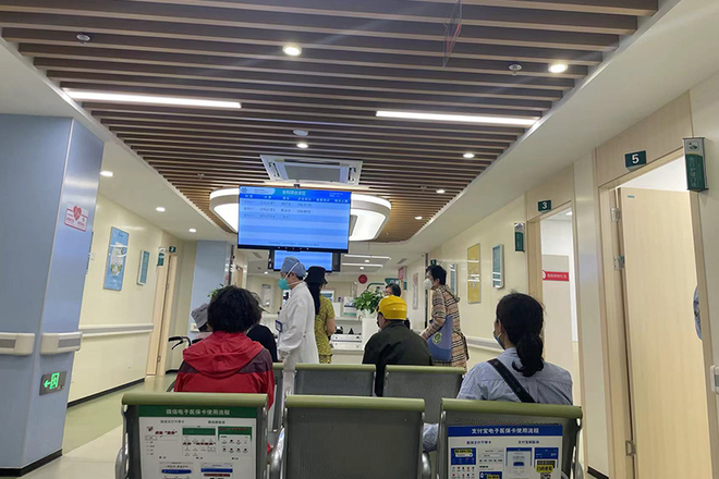 5月23日下午,上海徐汇区徐家汇社区卫生服务中心一层全科综合诊区,患者在候诊。图:许雯