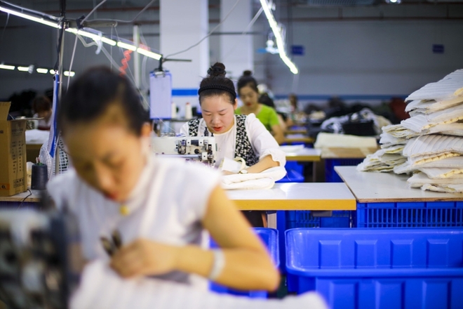 2024年8月27日,贵州省黔西市,一家民营企业的工人正在作业。图:视觉中国